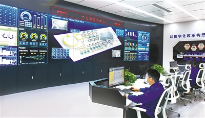 浙江省金华市婺城区某公司车间，工作人员运用智能识别技术，实现柔性化生产。（图片来源：视觉中国）