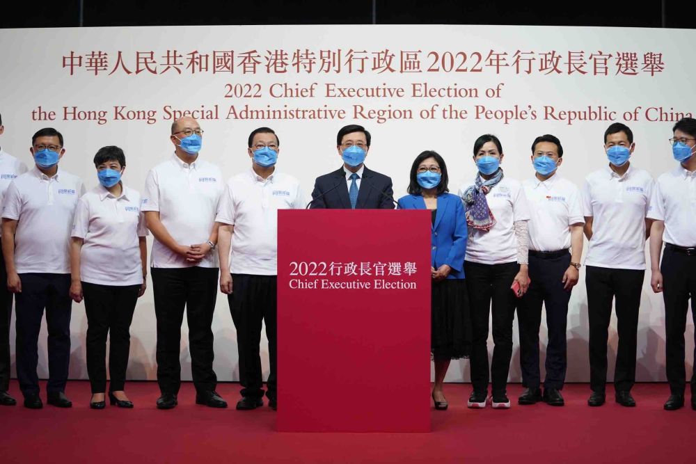 5月8日，李家超当选香港特别行政区第六任行政长官人选。这是李家超（左五）出席新闻发布会。（新华社记者吕小炜摄）