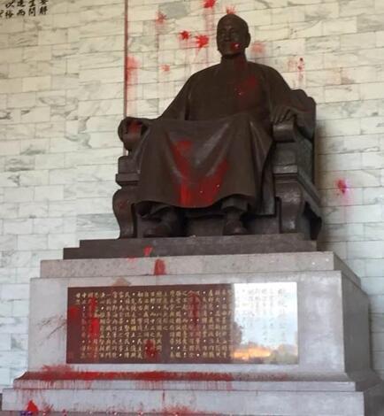 此前“中正纪念堂”的蒋介石铜像被泼漆。图自台媒