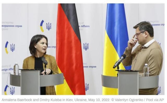 德国外交部长贝尔伯克和乌克兰外长库列巴 图源：美联社