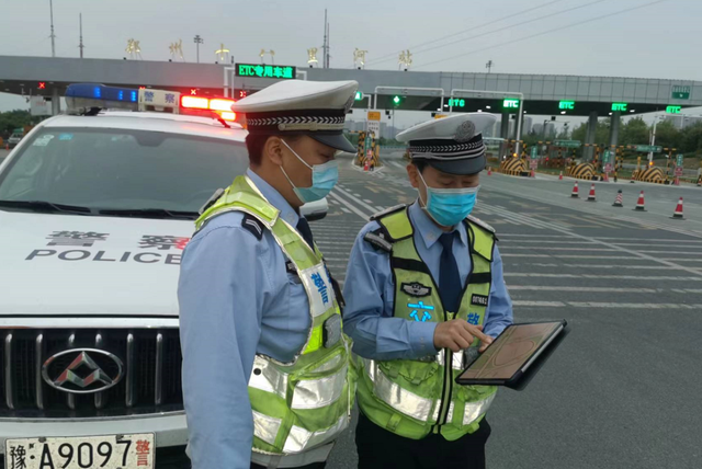 河南高速交警全力确保交通物流畅通,加大路面巡逻和视频巡查密度,及时