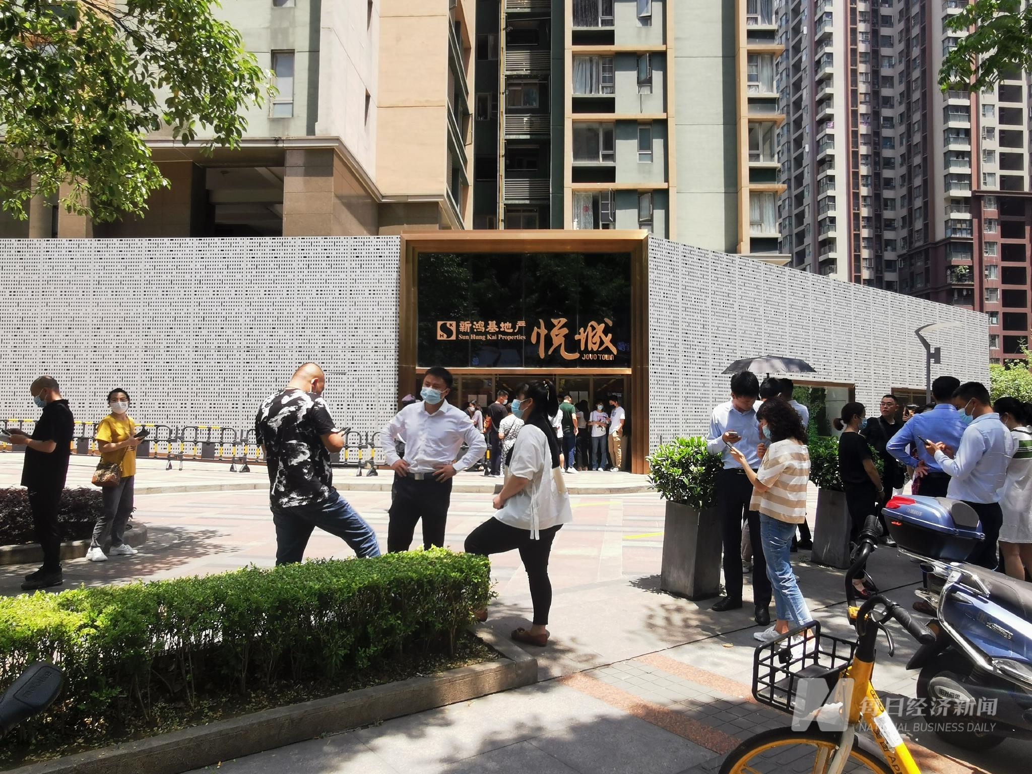 售楼部外的购房者 每经记者 陈利 摄