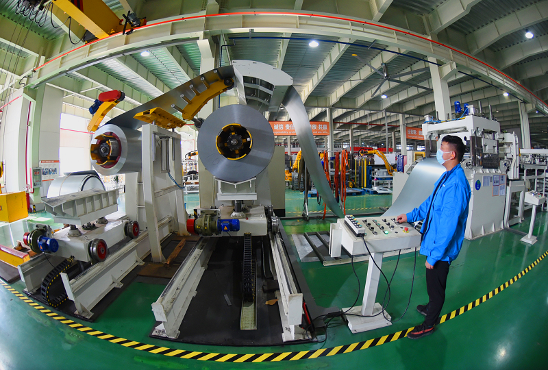 在江苏连云港高新区海州工业园一家太阳能企业内，工人正在生产加工一批太阳能热泵设备零部件。（图片由CNSPHOTO提供）