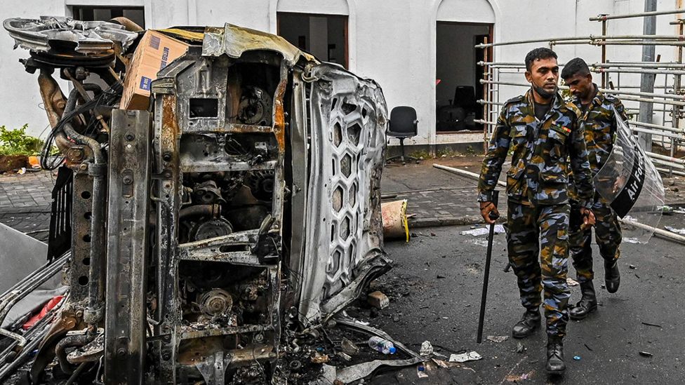 科伦坡街道上被烧毁的汽车。图片来源：BBC