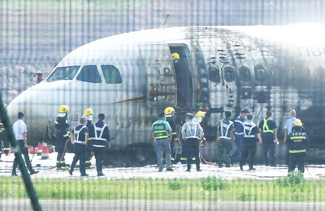 西藏航空一客机起飞时偏出跑道起火。图/中新图片网