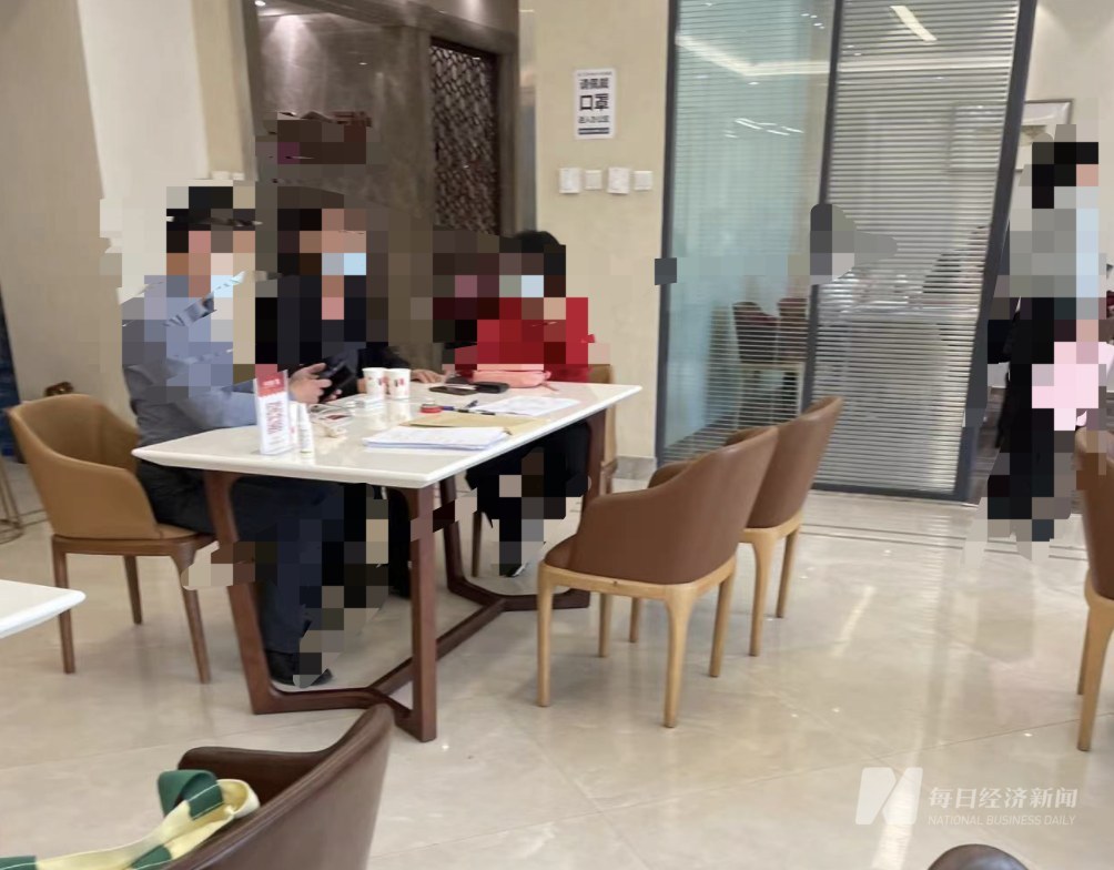 助贷公司大厅坐满了咨询者/签约者 每经记者 王佳飞 摄