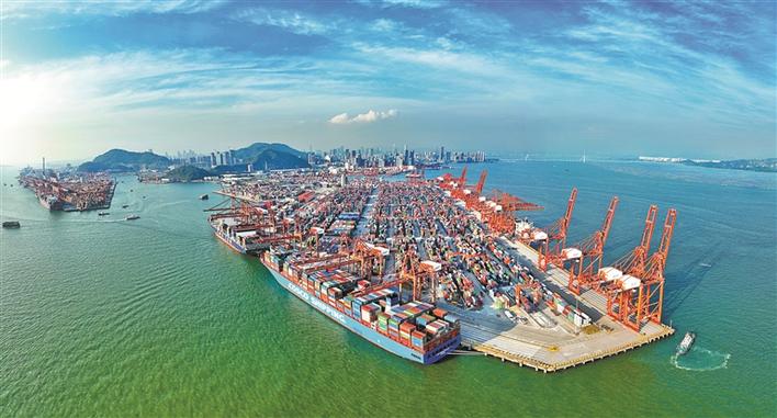 今年4月，深圳海港外贸货物吞吐量同比增长15%。图为繁忙的蛇口港，国际货轮来来往往。