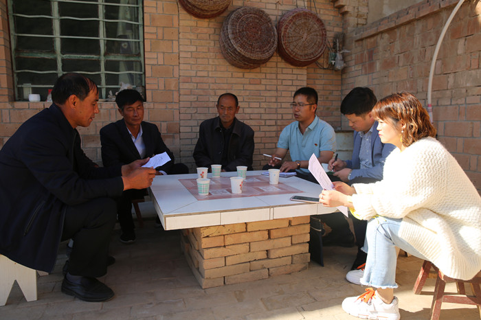 庆阳市纪委监委干部深入村组一线监督检查困扰基层的形式主义官僚主义问题。