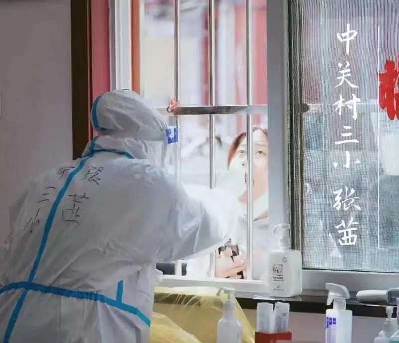 张茜在社区支援核酸检测工作。 受访者供图