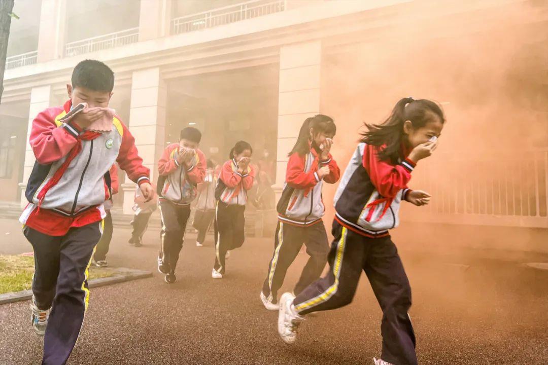 △5月12日，浙江省湖州市长兴县，某小学正在进行火灾应急疏散演练。