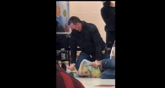 美国威斯康星州一警察跪压一名12岁女孩。