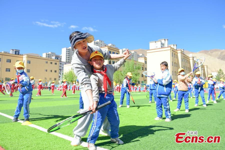 <p>Photo shows students practicing tennis at a elementary school, Lhasa, southwest China's Tibet Autonomous Region, May 13, 2022. (Photo/China News Service)</p>
