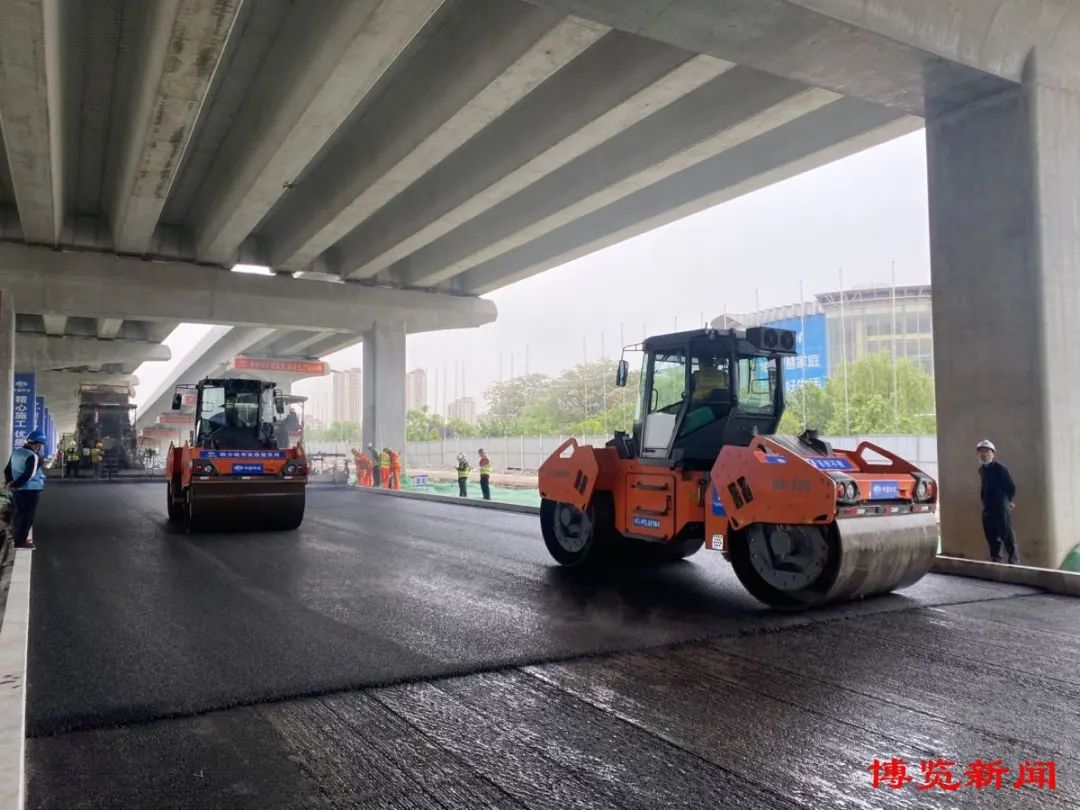 淄博快速路昌国路项目试验段完成沥青摊铺