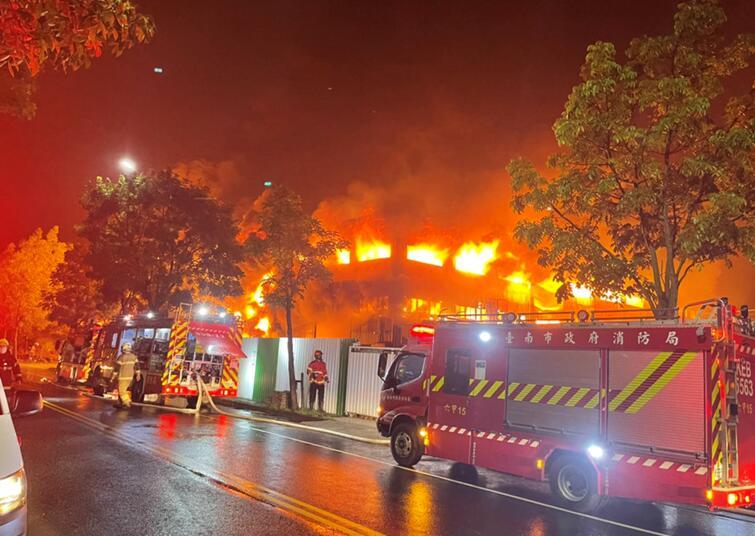 台南市柳营区某资源回收厂17日凌晨0时许发生火灾，烧红夜空。图自台湾“中时新闻网”