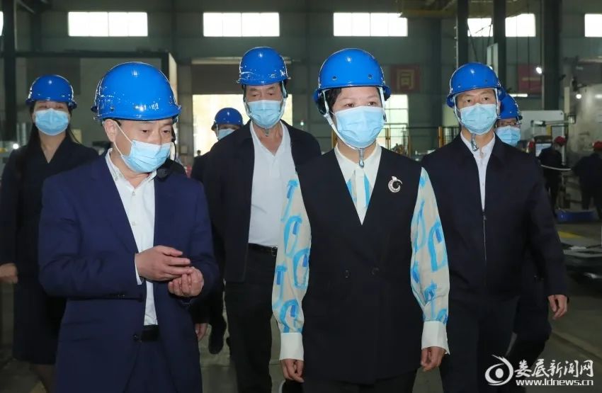 5月17日,省委常委,副省长张迎春到娄星区和双峰县调研.