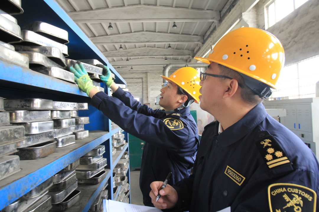 图为金昌海关对辖区加工贸易企业开展保税核查。