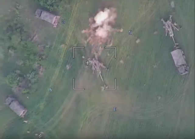 乌军M777榴弹炮被炸毁的视频截屏