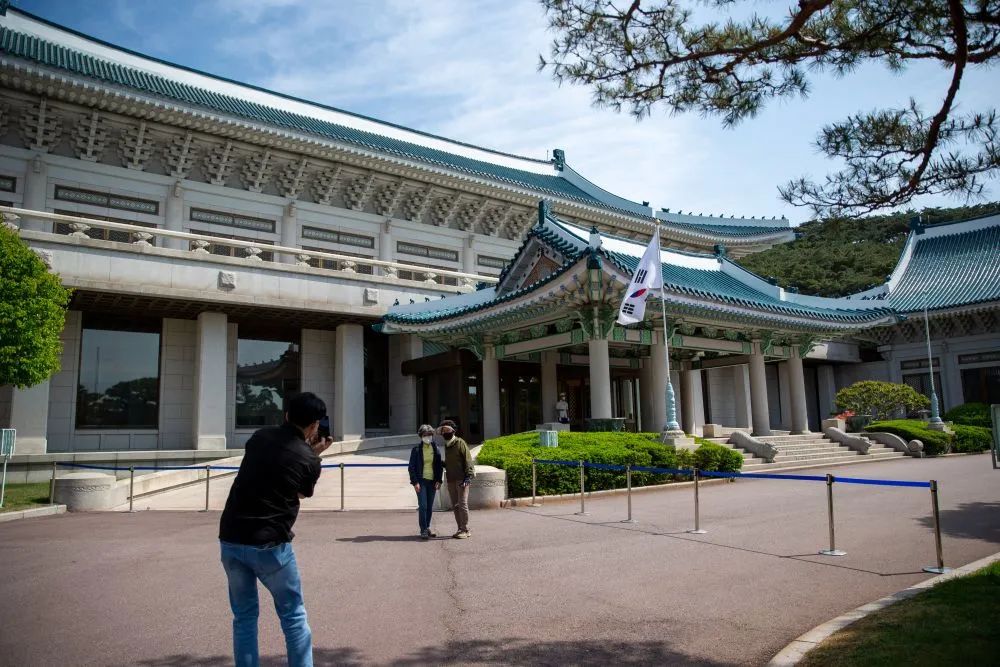 5月12日,在韩国首尔,游客参观青瓦台本馆时合影留念。(新华社记者王益亮摄)