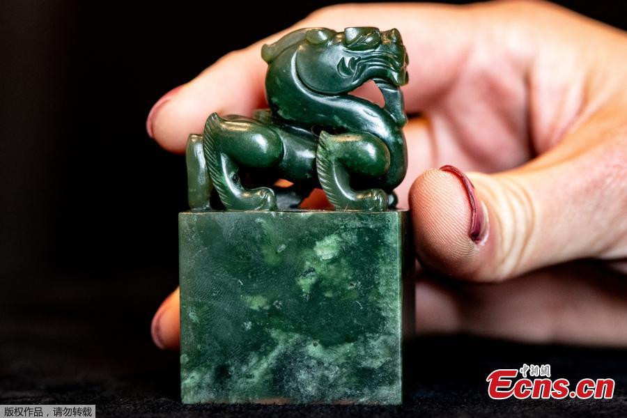 <p>A Chinese imperial seal of the Qianlong era (1711 - 1799) is on display ahead of its auction at Sotheby's auction house, Paris, France, May 19, 2022. The seal is scheduled to be auctioned on June 16, 2022, at the auction house with an estimated of between 100,000-150,000 Euros. (Photo/Agencies)</p>