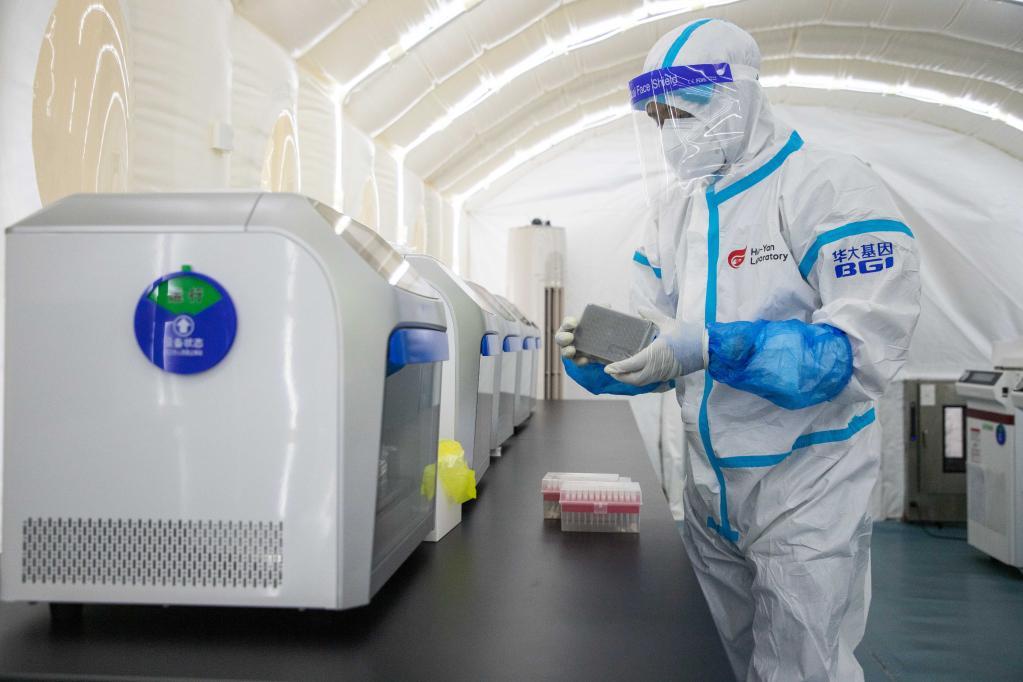 科米尼斯特在工作中。(迈克尔·特韦尔德摄)