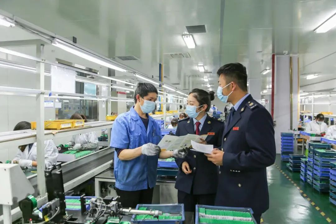 国家税务总局毕节市税务局干部为制造业中小微企业建立个性化、精准化服务台账,及时落实“减免缓退抵”等税费优惠政策。童霖/摄