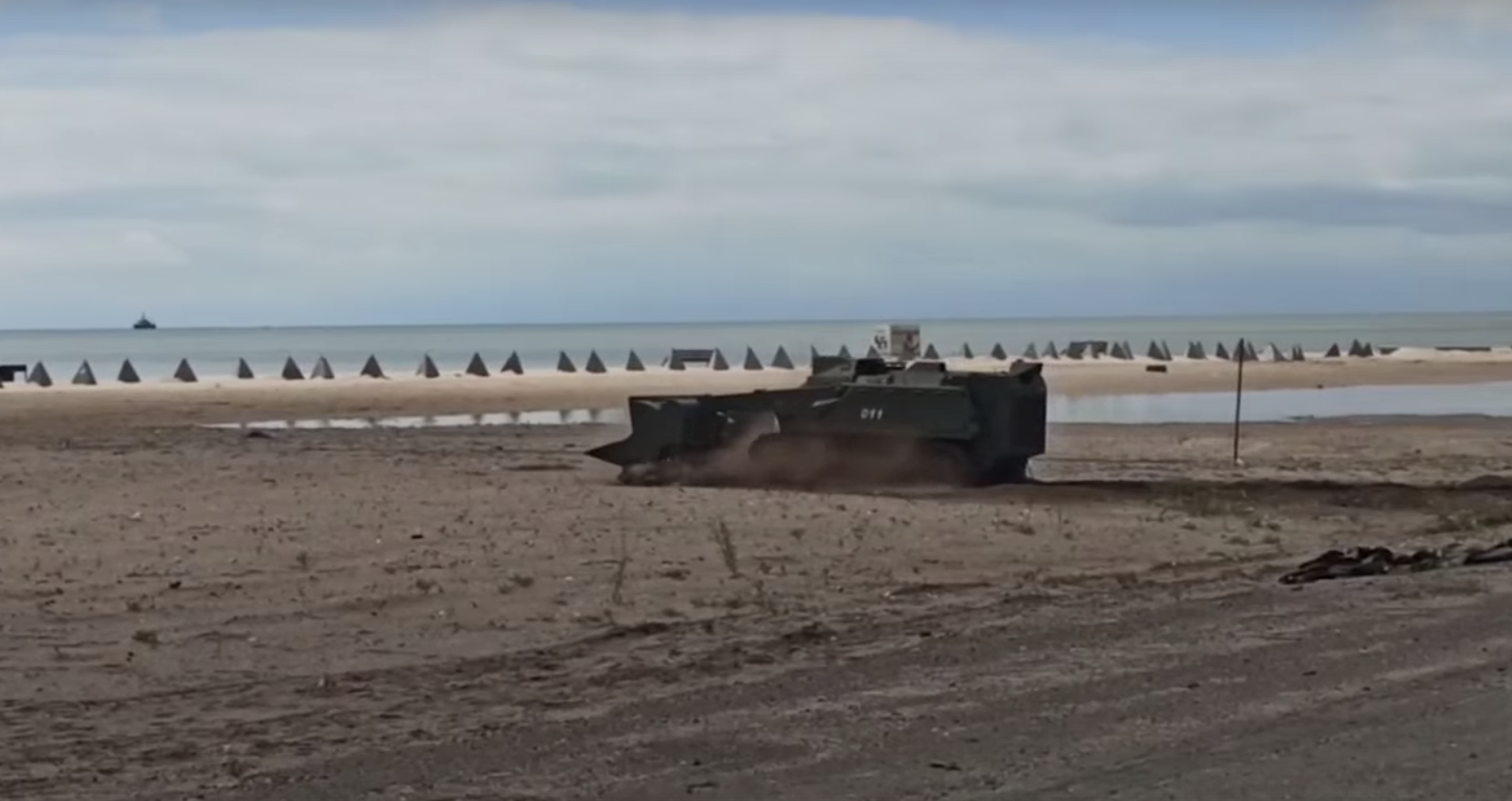 俄国防部24日发布俄军工兵部队在马里乌波尔进行排雷工作的视频截图，俄军使用了“天王星”机器人辅助其排雷工作