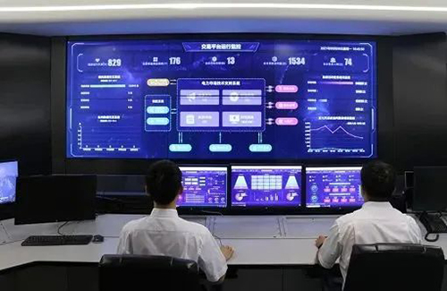 国网浙江电力员工分析新能源供需情况。