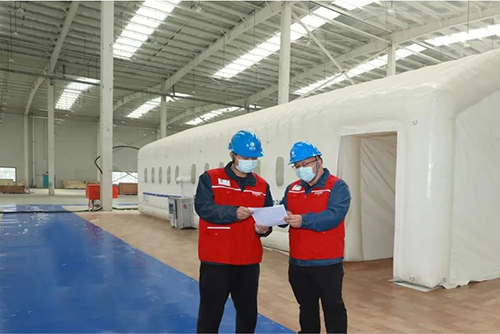 国网北京顺义供电公司员工为核酸检测实验室进行用电安全服务，确保用电安全稳定。