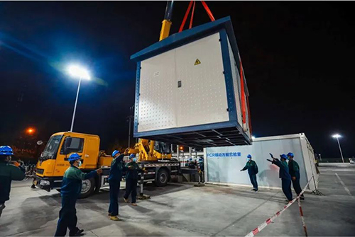国网北京海淀供电公司连夜为核酸检测移动方舱实验室接电。