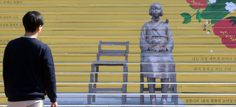 韩国江原大学中央图书馆阶梯上，展示“慰安妇”和平少女像的地画（资料图）