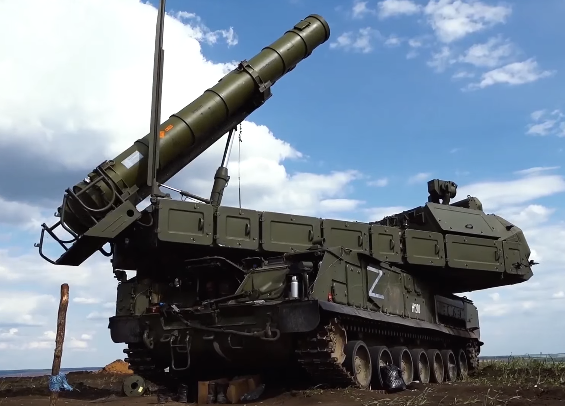 俄国防部24日公布俄军防空部队执行作战任务时的视频截图，视频中展示了“山毛榉-M3”和其他雷达设备等武器装备