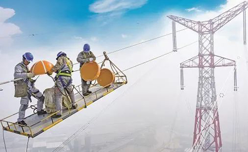 国网安徽送变电员工完成白鹤滩—江苏±800千伏特高压直流输电工程线路跨江作业。