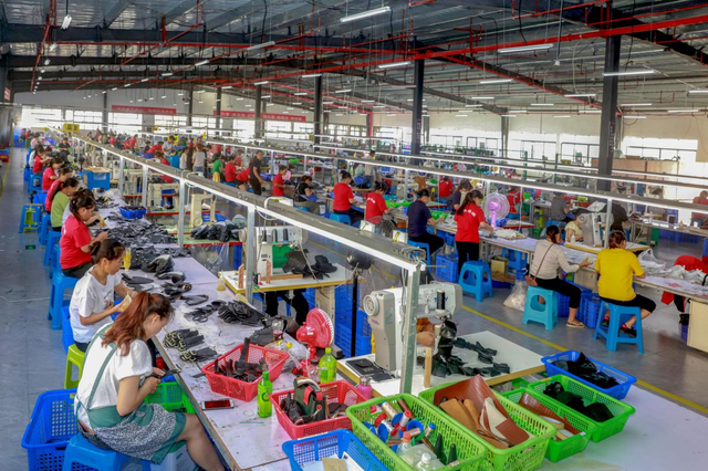 兴建于册亨县高洛居住区内的企业——山水禾鞋业厂生产车间。王国义 摄