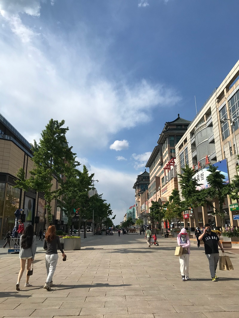 经过多轮升级改造,王府井大街越来越时尚