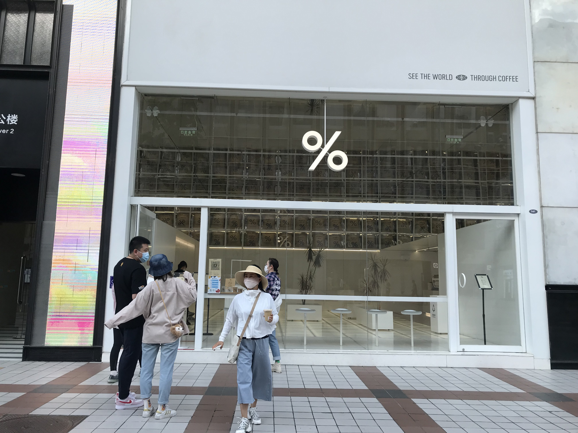 漂亮时尚的咖啡馆受到年轻人的喜爱