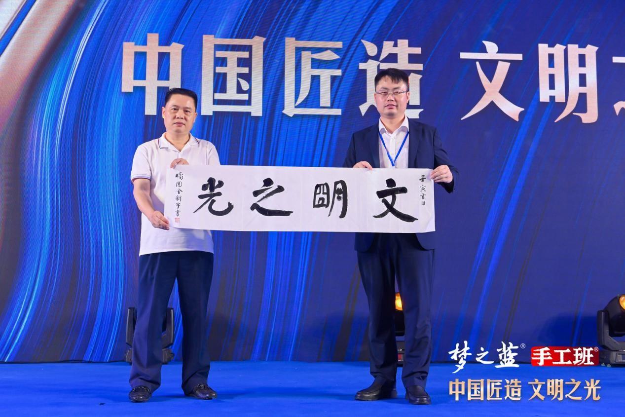 (中国书法家协会会员广州市青年书法家协会顾问金新宇现场泼墨:中国匠造 文明之光)