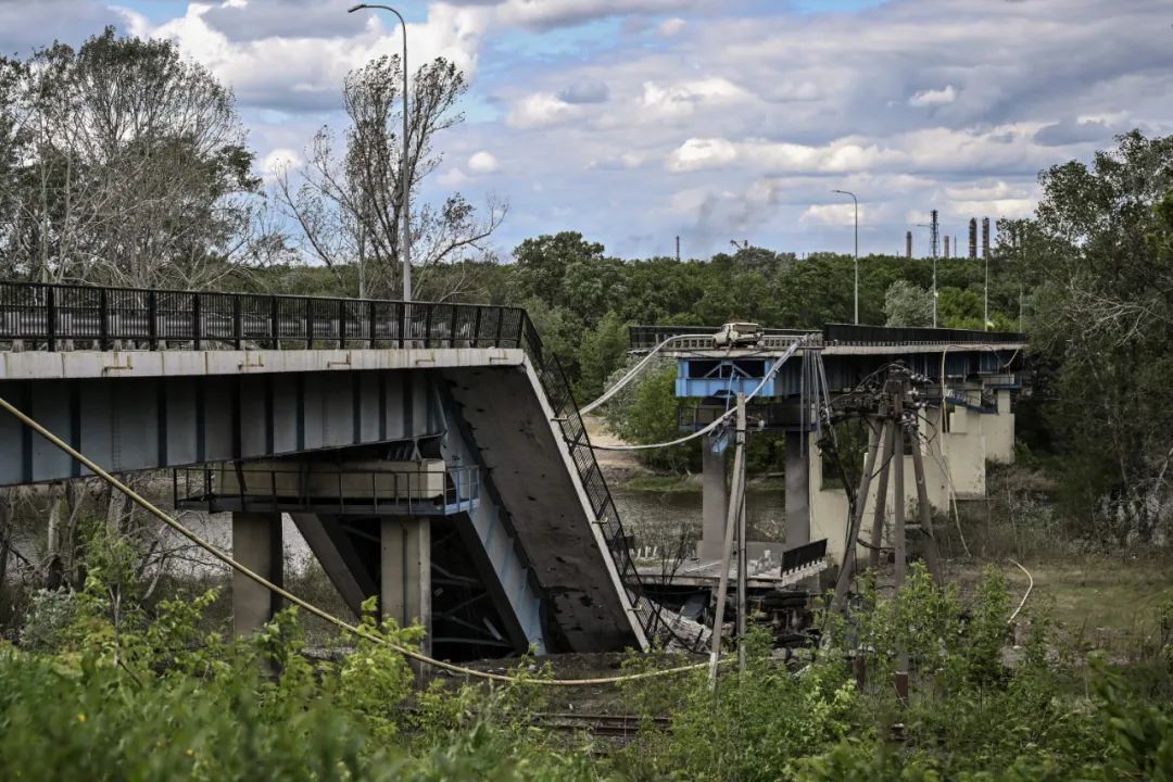 顿巴斯地区连接利西昌斯克和北顿涅茨克的一座桥梁22日被炸毁 图片来源：法新社