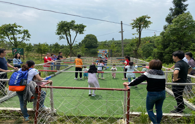 ▲父母陪孩子在游乐活动现场