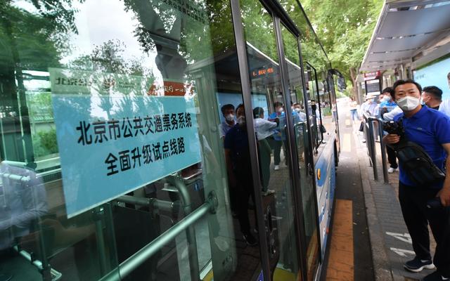 目前,北京共有5条公交线路启动票务升级测试,公交车上也会张贴相关提示。新京报记者 王贵彬 摄