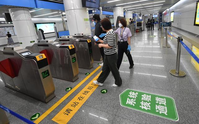 完成健康宝绑定的乘客可从系统核验通道直接进站。新京报记者 王贵彬 摄