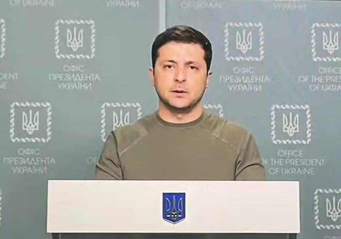 这是2月25日在乌克兰基辅拍摄的乌总统泽连斯基发表讲话的视频画面。新华社发（波多普列洛娃·娜佳摄）