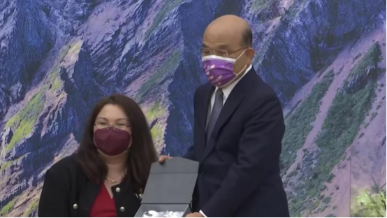 苏贞昌下午与达克沃斯(左)见面。图自台湾联合新闻网