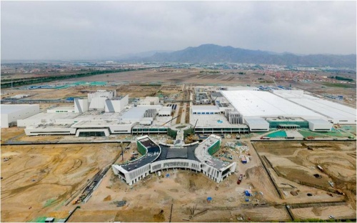 (位于伊利现代智慧健康谷核心区的液态奶全球智造标杆基地建设已进入收尾阶段)