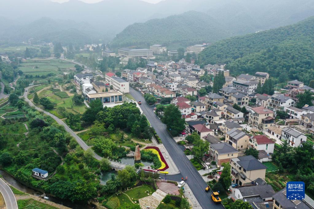 空中俯瞰浙江省安吉县天荒坪镇余村(2020年7月28日摄,无人机照片)。新华社记者黄宗治摄