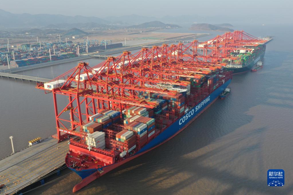 货轮停靠在浙江宁波舟山港梅东码头(2021年2月19日摄,无人机照片)。新华社记者黄宗治摄