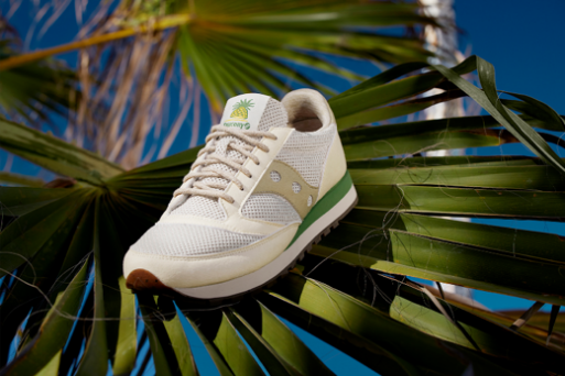 索康尼RFG菠萝环保系列（左），XTEP-XDNA环保丹宁主题系列（右）