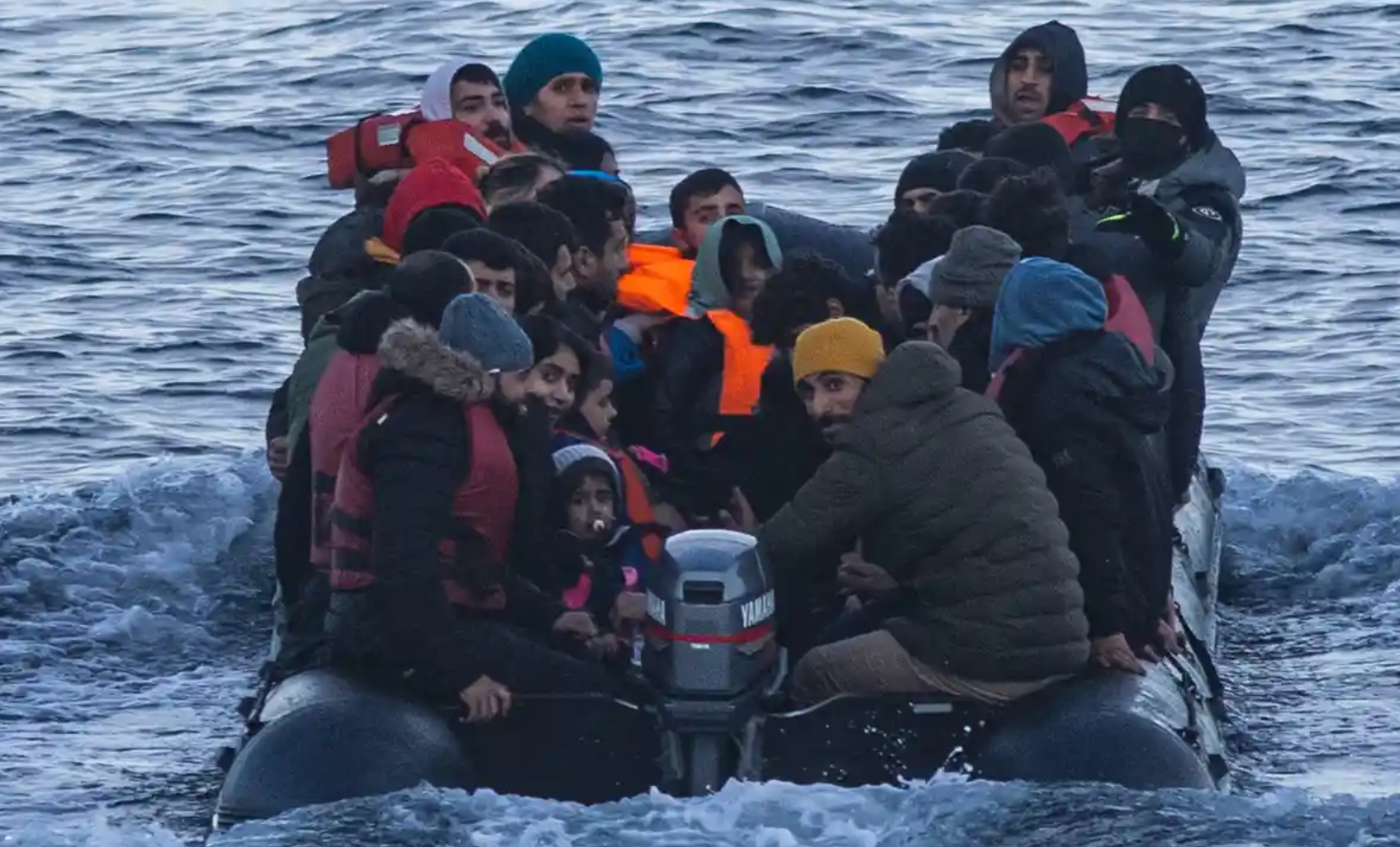今年3月从法国横渡英吉利海峡抵达英国的难民（《卫报》图）