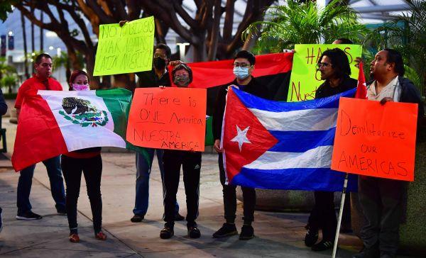 2日，洛杉矶活动人士抗议美国总统拜登将古巴、委内瑞拉和尼加拉瓜排除在美洲峰会之外。（法新社）