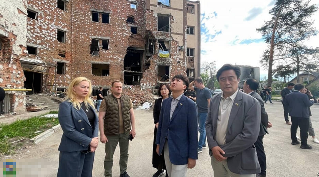 韩国执政党党首李俊锡率团访问乌克兰（社交平台）