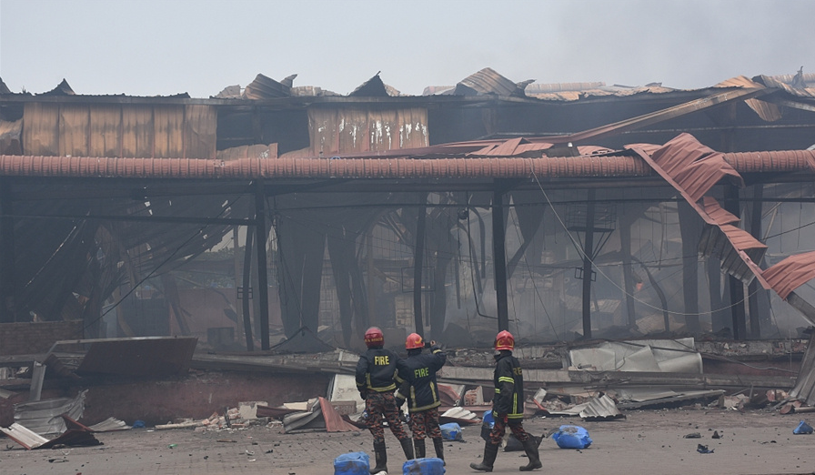 火球像雨一样落下 孟加拉国仓库起火爆炸致49人亡